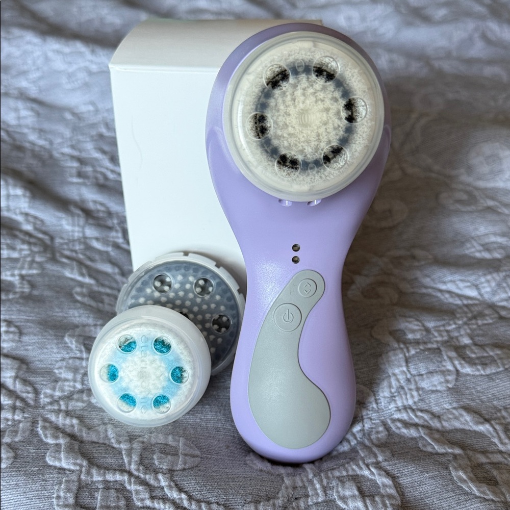 Clarisonic Facial Cleansing Brush with Extra Heads and charging doc.